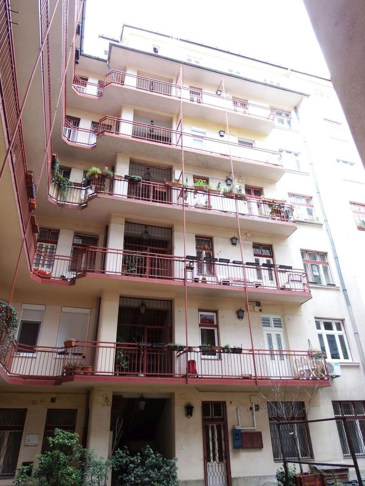 Dohany Street Apartment